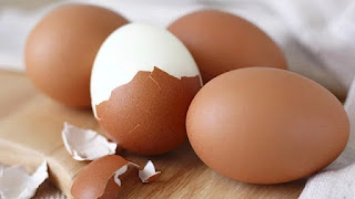Warga Makan Telur Agar Terhindar Korona